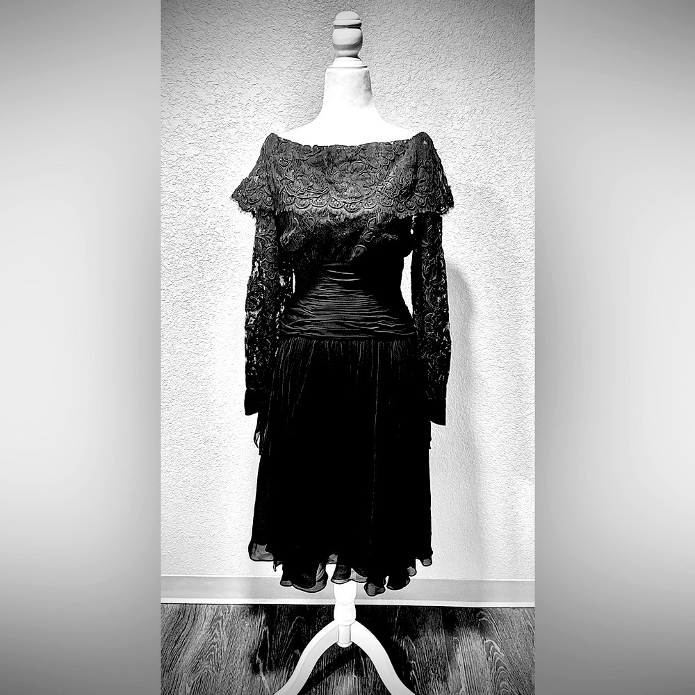 Vintage Travilla I.Magnum Black Lace Embroidered Dress Off Shoulder size 4